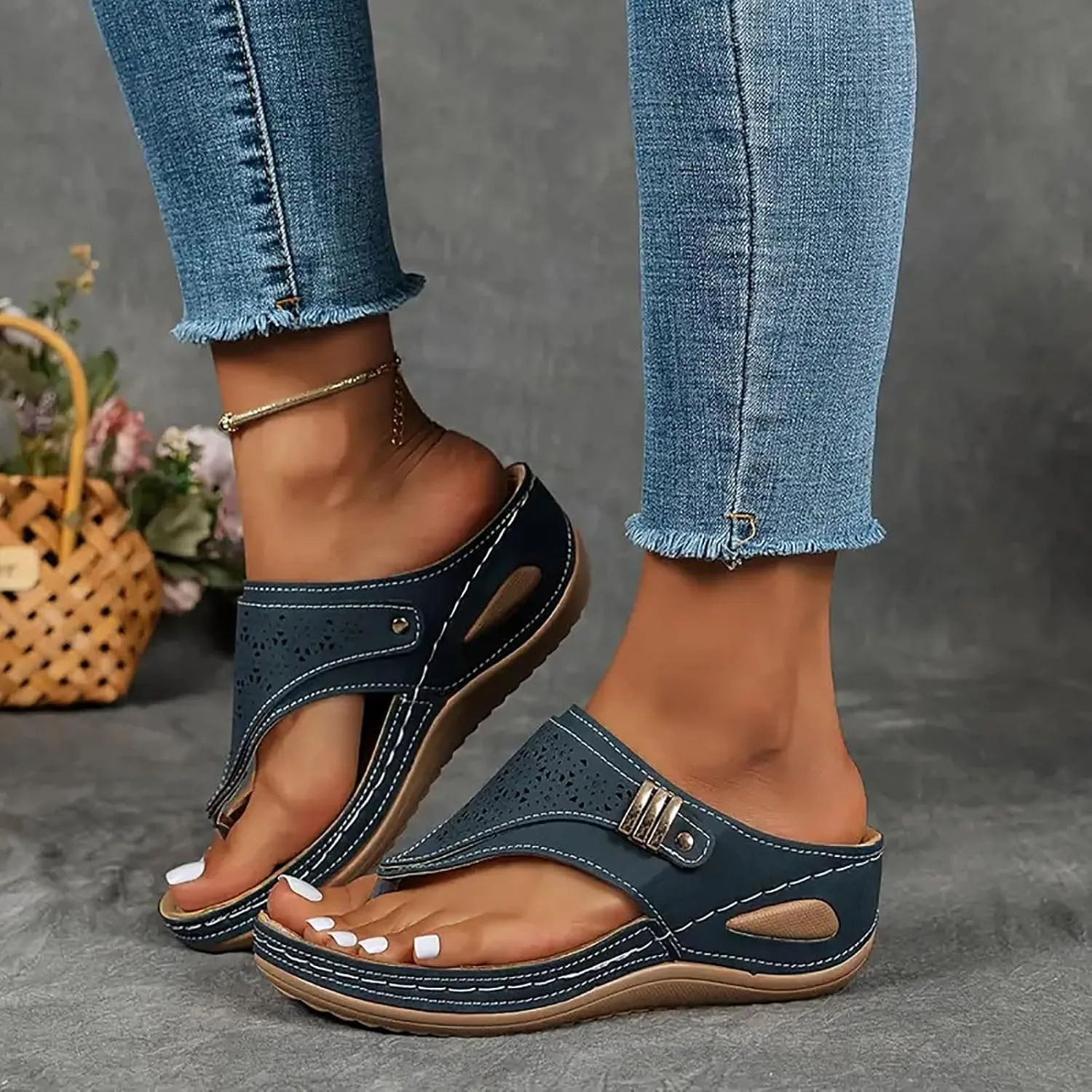 Beach Flip Flops Women Arch Support Flip Flops for Beach Women's Slide Sandal Wide Width Sandal for Women
